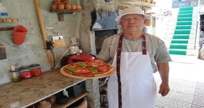 50 yıl İsveç’te çalıştı, emekli olunca köyüne gelip pizzacı dükkanı açtı