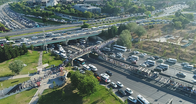 Altunizade metrobüs durağındaki yoğunluk havadan görüntülendi