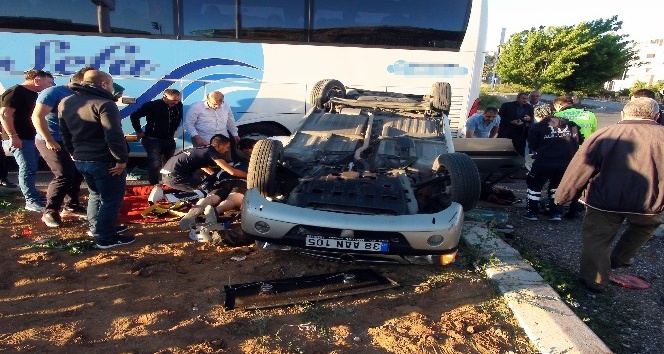 Yolcu otobüsü ile otomobil çarpıştı: 3 yaralı