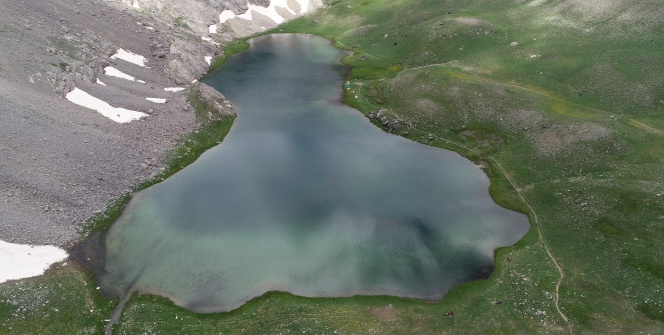 Bolkar zirvesindeki kar ve göl manzarası ziyaretçilerini mest ediyor