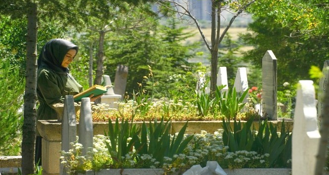 Nevşehir dışında yaşayan vatandaşların yakınlarının mezar bakımlarını Nevşehir Belediyesi yapacak