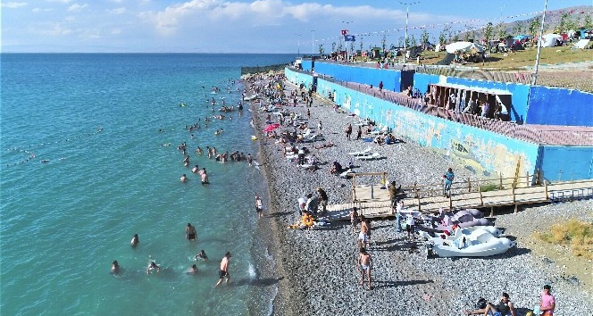 Tuşba Belediyesinin ’Mavi Bayraklı’ plajında sezon açıldı