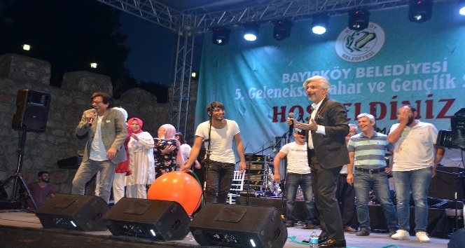 Behzat ve Süheyl Uygur kardeşler Bayırköy’de vatandaşları kırdı geçirdi