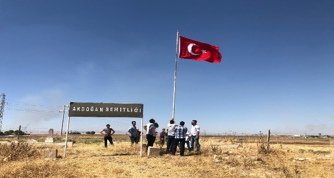 Suriye sınırındaki şehitliğe Türk bayrağı asıldı