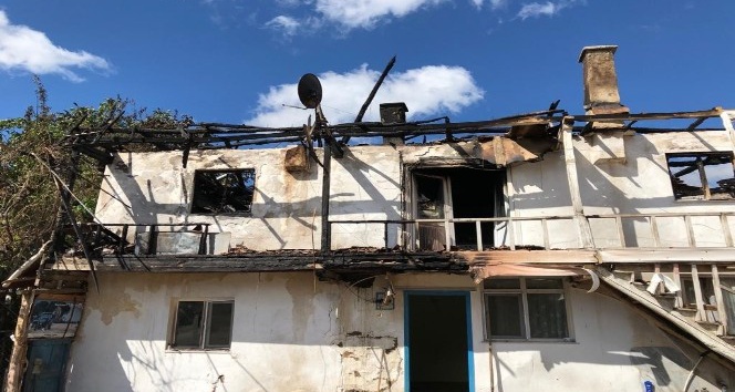 Elektrik kontağından çıkan yangın 2 evi kül etti