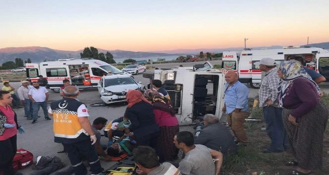 Tarım işçilerini taşıyan minibüs otomobille çarpıştı: 11 yaralı