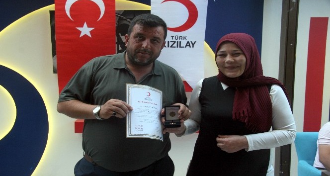Sürekli kan verenler ödüllendirildi