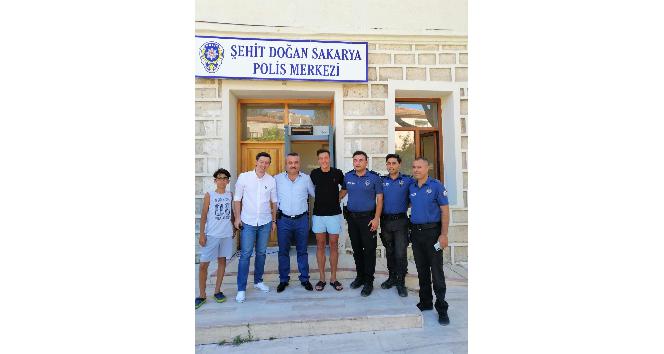Ünlü futbolcu Mesut Özil’den Alaçatı’da polis merkezine ziyaret