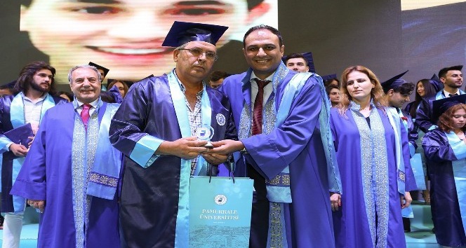 55 yaşında güvenlik görevlisi olduğu üniversiteden mezun oldu