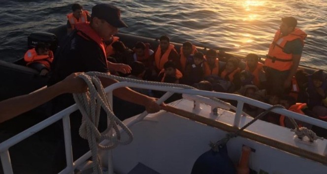 Lastik botta 35 düzensiz göçmen yakalandı