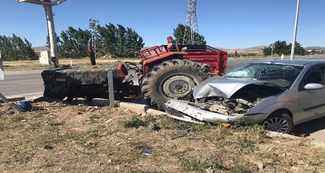 Otomobil ile traktör çarpıştı: 3 yaralı