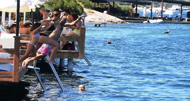Işın Karaca tatil sezonun açtı