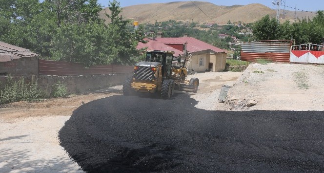 Bitlis’te yol asfaltlama çalışması