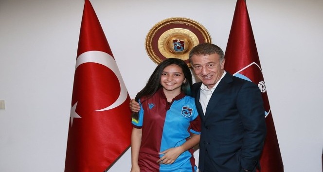Trabzonspor Başkanı Ağaoğlu, LGS Türkiye birincisi Çifci’ye forma hediye etti
