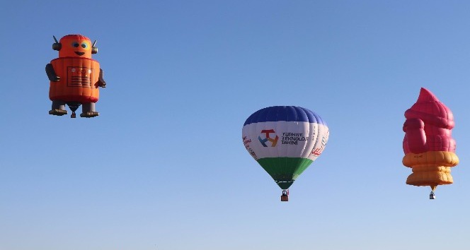 Türkiye’nin ilk balon festivalinde gökyüzü şenlendi