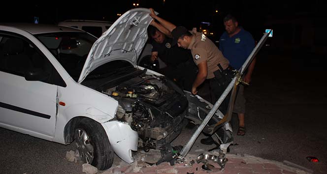 &#039;Dur&#039; ihtarına uymayan sürücü, polisten kaçarken kaza yaptı