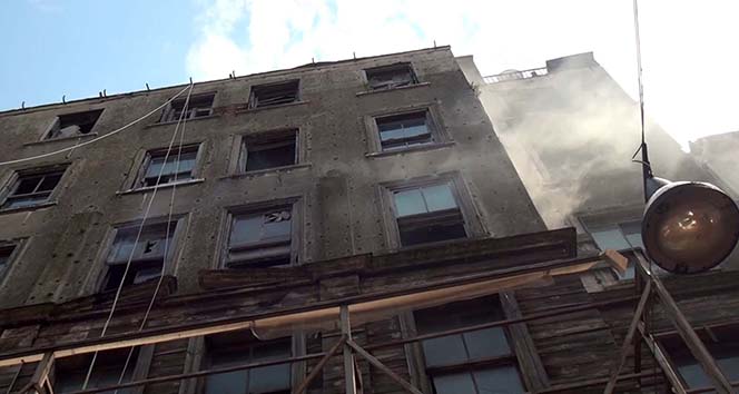 Beyoğlu’nda yanan binadan yere düşen cam parçaları paniğe neden oldu