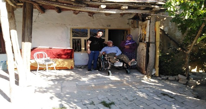 Engelli vatandaşlara klozet destekli tekerlekli sandalye desteği