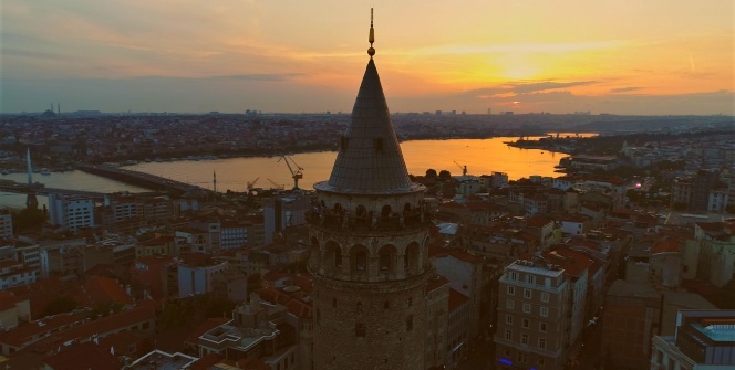 Galata Kulesi'nin gün batımıyla birleşen manzarası mest etti