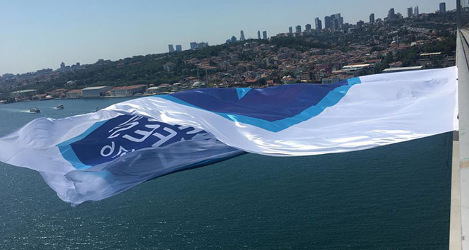 Şampiyon Anadolu Efes'in bayrağı köprüye asıldı