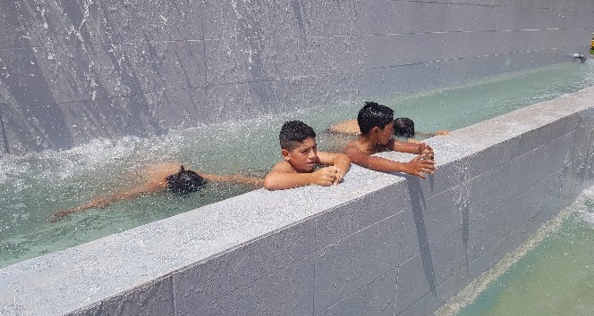 Çocukların süs havuzundaki tehlikeli atlayışları korkutuyor