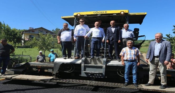 Amasya’da köy yollarında bitümlü sıcak karışım asfalt çalışmaları hızla sürüyor