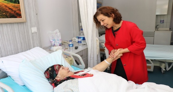 Başkan Köse’den hastalara moral ziyareti