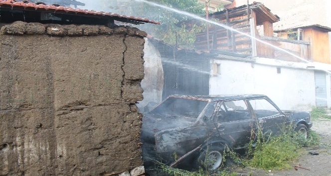 Tosya’da araç yangını eve sıçradı