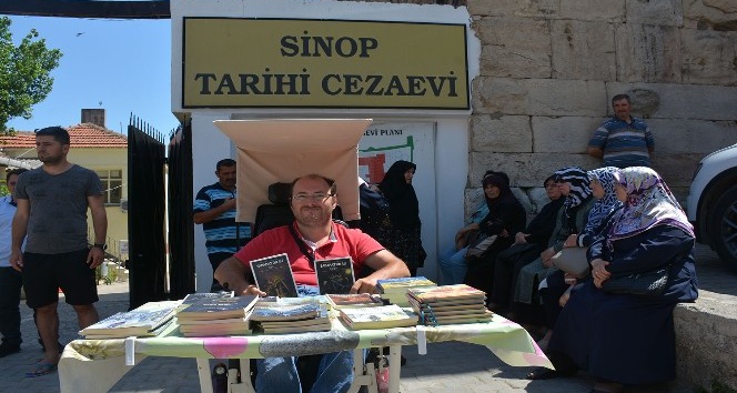 Engelli şahıs, tarihi cezaevi önünde kitap satarak geçimini sağlıyor