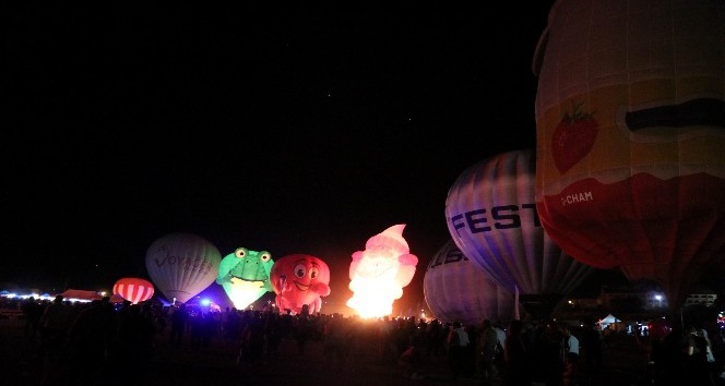 Kapadokya’da sıcak hava balonlarından muhteşem gösteri