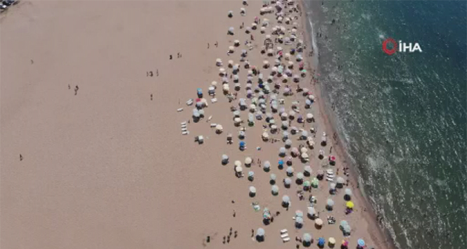 Sıcaktan bunalan İstanbullular Riva plajına akın etti