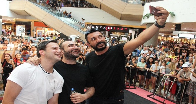 "Geçmiş Olsun" filmine İzmir’de özel gala