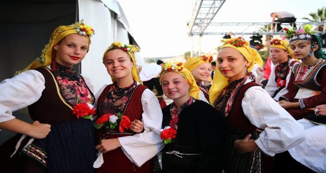 Kuşadası’nda Makedonya ve Rumeli Göçmenleri Folklor Festivali coşkusu