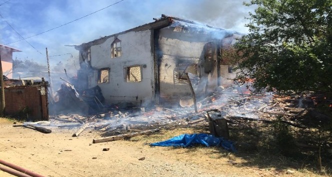 Taşköprü’de halen devam eden yangında 5 ev yandı