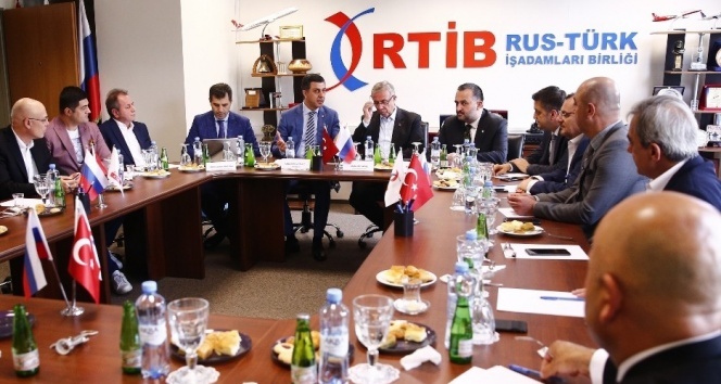 Ankara Büyükşehir Belediye Başkanı Yavaş, Moskova’da Türk iş adamlarıyla bir araya geldi