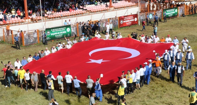 Kırkpınar’da dev Türk bayrağı açıldı!