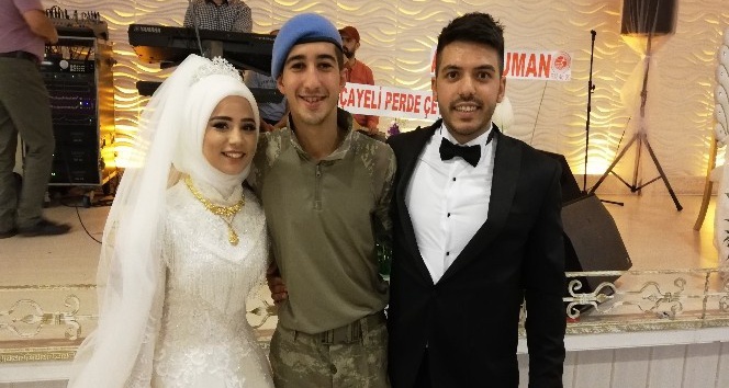 Asker kardeşi sürpriz yapıp düğüne askeri kamuflajla katıldı