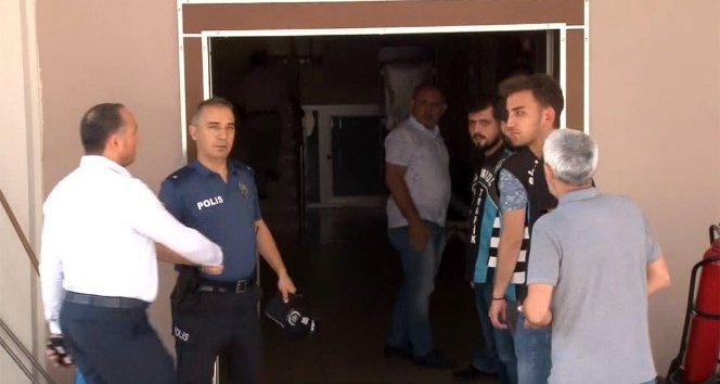 Magandanın elini sıkan polis amiri görevden alındı