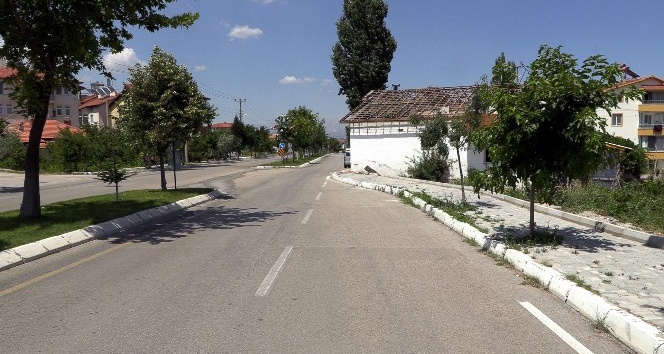 Isparta’da yol ortasındaki ev yıkılarak trafik güvenliği sorunu ortadan kaldırıldı