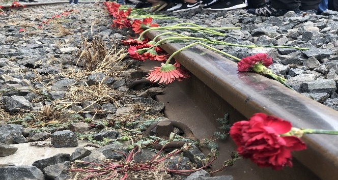 Çorlu’daki tren kazasında ölenler raylara karanfil bırakılarak anıldı