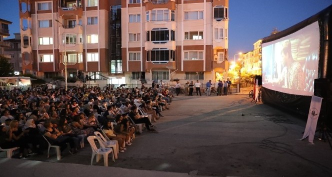 Burdur’da sinema salonları sokaklara kuruldu