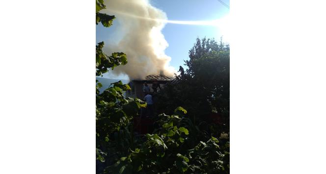 Sakarya’daki ev yangınında itfaiye eri yaralandı