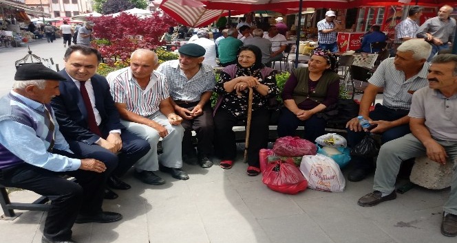 Vali Çakır, çay ocağında vatandaşlarla bir araya geldi