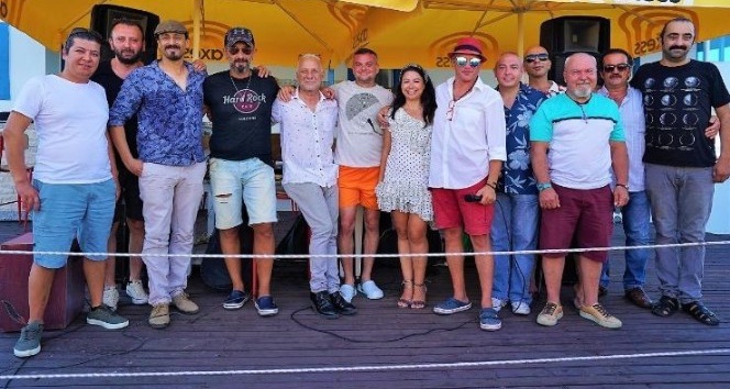 Foçalı sanatçılardan anlamlı dayanışma