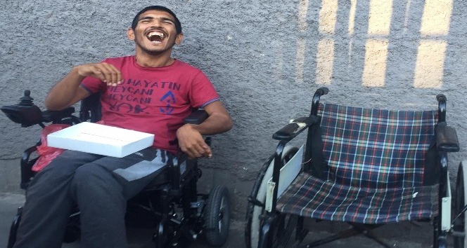 Suriyeli engelli gencin akülü sandalye heyecanı