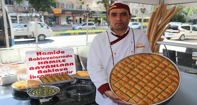 Saldırıyı kınayan Gaziantepli baklavacılardan hamile kadınlara baklava bedava