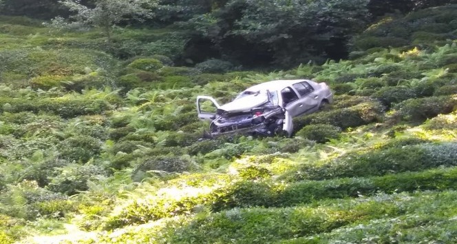 Otomobil çay bahçesine uçtu: 1 ölü, 2 yaralı