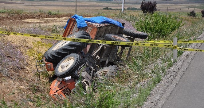 Sandıklı’da traktör devrildi sürücüsü ağır yaralandı