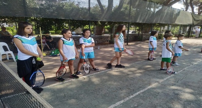 Geleceğin şampiyon tenisçileri Salihli’de yetişiyor