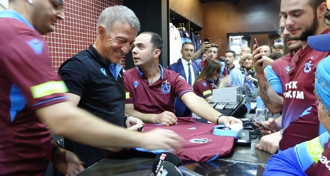 Ahmet Ağaoğlu, TS Clup mağazasında forma satışı yapıp, imza dağıttı